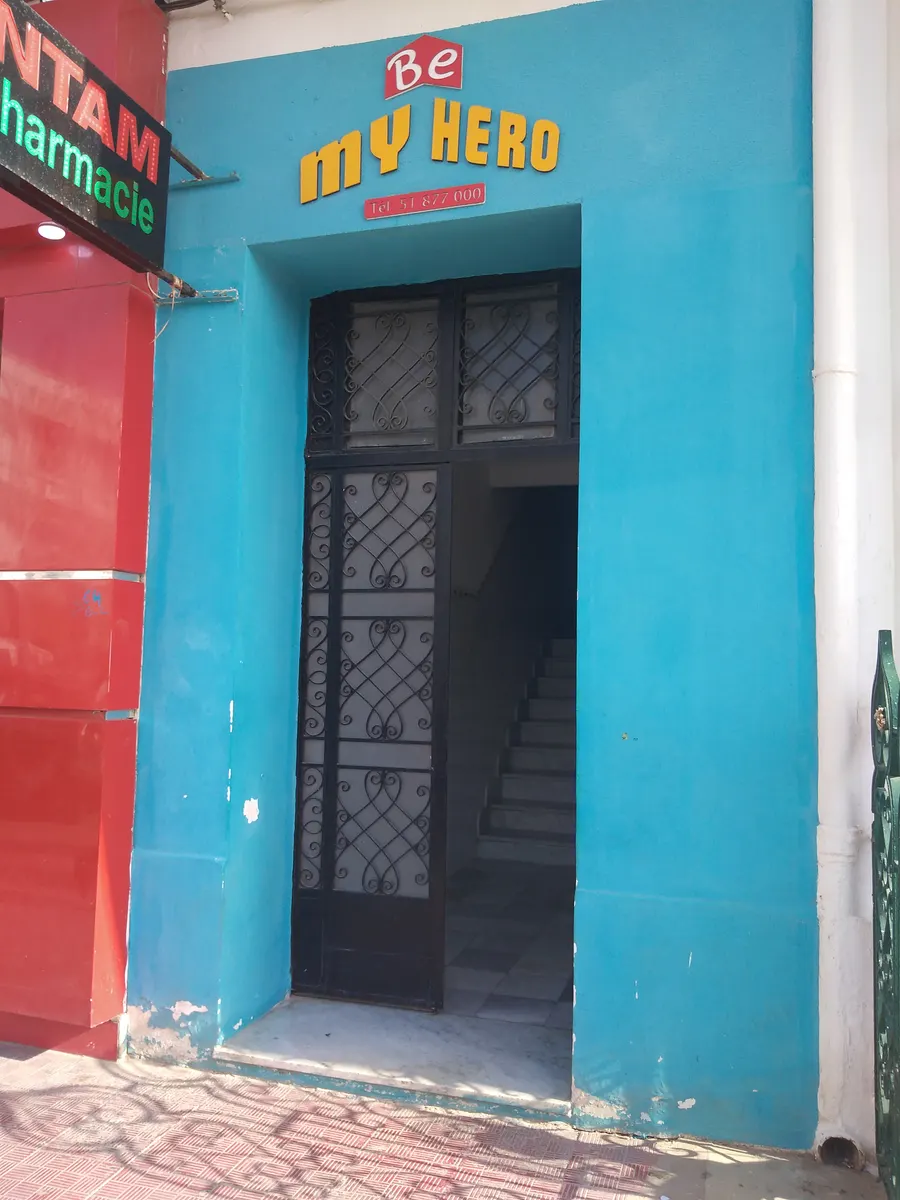 La façade bleue à côté du restaurant Baghdad